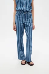 Pantalón de jean de corte recto y tiro bajo con diseño de rayas verticales en tonos azules y sutiles líneas rojas.