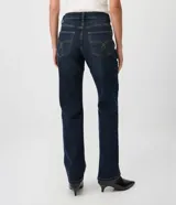 Pantalón de jeans premium azul oscuro de corte recto y cintura media, con bolsillos funcionales, trabillas para cinturón y costuras visibles a contratono. Confeccionado por Marfinno.