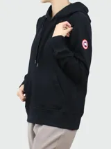 Canguro con capucha negro marca Canada Goose, modelo Muskoka.