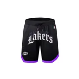 Short de basketball negro con detalles en violeta, confeccionado en tejido de malla. Presenta el logo de los Lakers en tipografía gótica en el frente y el logo de la NBA en la pierna derecha.