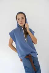 Chaleco jogging azul con capucha y sisas amplias.