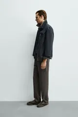 Pantalón regular fit color negro de tejido con viscosa, con cintura elástica ajustable con cordón, bolsillos frontales y traseros.