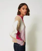 Sweater de jacquard de mezcla de lana con estampado maxi rombos, acabado cepillado suave y aterciopelado. Cuello redondo, ribete de canalé, manga larga, logo metálico en la espalda, corte holgado.