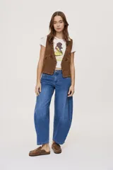 Jean de tiro medio y calce barrel, con pierna amplia y levemente curva. Diseño de cinco bolsillos en denim azul.