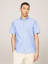 Camisa celeste de algodón Oxford, de corte regular, manga corta y cuello abotonado.