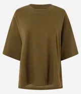 Remera oversize blanca de manga corta, con cuello redondo y diseño holgado, confeccionada en mezcla de algodón y poliéster.