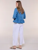 Campera de jean color azul de corte entallado, con cuello camisero, bolsillos frontales con tapa, mangas largas y detalle de faldón peplum en la cintura.