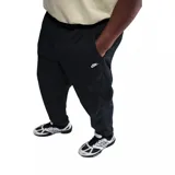 Pantalón cargo Nike de estilo deportivo, confeccionado en tejido ligero color beige. Presenta cintura elástica con cordón ajustable, bolsillos laterales tipo cargo y puños elásticos en los tobillos. Incluye el logo de la marca bordado en la parte superior.