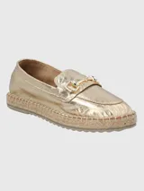 Alpargatas tipo slip-on en cuero metalizado color dorado, con detalle de herraje metálico en el empeine y suela con borde de yute trenzado.