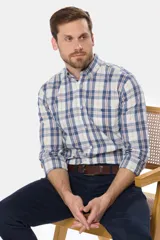 Camisa de manga larga a cuadros en tonos azul, blanco y beige, con cuello abotonado y logo bordado en el bolsillo del pecho.