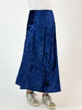 Pollera midi de terciopelo azul con corte evasé en gajos.