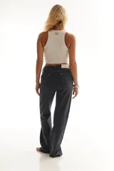 Pantalón de jean negro de corte recto.