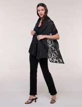 Pashmina rectangular de tejido liviano y vaporoso, color negro, con diseño de motivos botánicos abstractos que combinan transparencias y relieve.