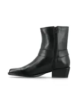 Bota de cuero color negro, de estilo biker con punta cuadrada, taco bajo y cierre lateral interno.