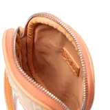 Bandolera mini rectangular con cuerpo de tejido estilo rafia y detalles en cuero sintético color naranja. Cuenta con un compartimento principal con cierre, un bolsillo frontal con cierre, tira ajustable y placa metálica con la marca grabada.