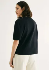 Camiseta básica de manga corta con cuello redondo acanalado, confeccionada en tejido de algodón de corte holgado.