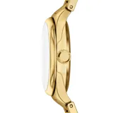 Reloj analógico de pulsera con caja y malla de acero inoxidable en tono dorado. Presenta una esfera plateada con acabado satinado, índices en números romanos y movimiento de cuarzo de tres agujas.