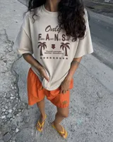 Remera oversize de color beige con estampa frontal en marrón, mangas cortas y cuello redondo.