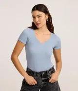 Body de calce ajustado confeccionado en tejido seamless con textura acanalada. Presenta cuello en V, mangas cortas y cierre en la entrepierna.