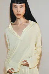Polo de tejido fluido con cuello polo y escote en pico, de manga larga y bajo recto.
