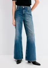 Jeans tiro medio de corte recto y amplio, confeccionados 100% en algodón, con lavado azul clásico y efecto desgastado.