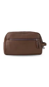 Neceser rectangular de símil cuero color beige claro, con dos compartimentos principales con cierre y un bolsillo frontal con cierre. Posee un asa lateral para transporte.