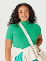 Camiseta verde claro de tela acanalada, con cuello alto y mangas cortas.