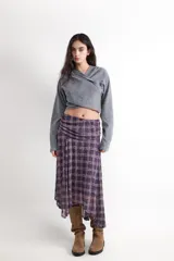 Falda midi con vuelo y estampado de cuadros en tonos borgoña y beige, con diseño asimétrico y cintura elástica fruncida.