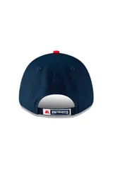 Gorro con visera New Era 9FORTY de los New England Patriots, con diseño azul marino y visera roja. Cuenta con el logo del equipo bordado en el frente y el logo de la marca en el lateral.