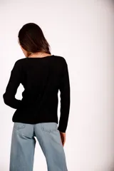 Blusa de morley elastizado color blanco, con escote en V y botones dorados.