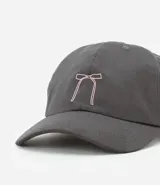 Gorra gris de sarga con visera curva y ajuste trasero.