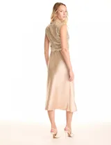 Conjunto de dos piezas compuesto por un vestido midi estilo slip dress de satén fluido y un top sin mangas de lentejuelas con cuello alto y detalle drapeado en la cintura.