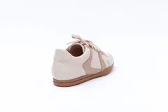 Zapatillas Magnolia de cuero negro con detalles en blanco y suela marrón.