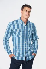 Camisa de franela a cuadros azul y blanco, de manga larga, con dos bolsillos frontales con solapa abotonada.