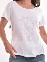 Remera blanca de corte clásico con estampado del signo zodiacal Cáncer en color gris.