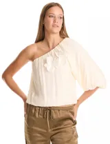 Top de un hombro color blanco, marca Allen Schwartz, con escote asimétrico elástico y una manga larga tipo balloon. Presenta apliques de flores en la parte delantera y un bajo fruncido elástico que crea un efecto blusado.