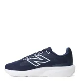 Championes de running New Balance modelo 413, color azul marino con detalles en blanco. Presentan una capellada de malla transpirable, logo lateral característico y una entresuela de espuma EVA para mayor amortiguación.