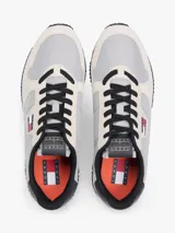 Zapatillas runner Tommy Jeans Eva de estilo urbano, confeccionadas con una combinación de textil, cuero y material sintético en tonos gris, beige y negro. Cuentan con cordones negros, suela bicolor y detalles de la marca.