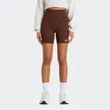 Calza corta deportiva de tiro alto, color marrón, con ajuste entallado y logo de la marca estampado en la pierna izquierda.