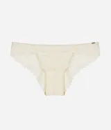 Bombacha tipo bikini de encaje floral color beige, de tiro medio y laterales medianos, con bordes ondulados, forro interior de algodón y pequeña placa metálica decorativa.