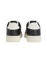 Zapatillas de tenis Tommy Jeans de corte bajo, confeccionadas en piel napa negra. Presentan cordones al tono, suela de goma color crema, panel a contraste en el talón y parche distintivo de la marca en el lateral.