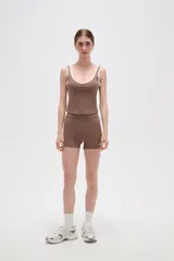 Musculosa deportiva al cuerpo de poliamida, color negro con detalles de ribete blanco en el cuello y los breteles anchos.