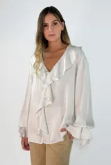 Blusa de satén color blanco hueso, con escote en V y detalle de volados en el frente. Presenta mangas largas amplias con puños acampanados.