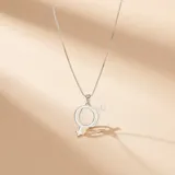 Collar de cadena fina con dije que combina los símbolos de género masculino y femenino en plata 925.