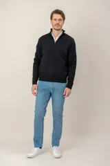 Sweater de lana merino con cuello alto y cierre frontal parcial, de diseño clásico y ajuste regular.