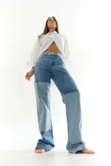 Pantalón de jean de corte recto, con diseño patchwork en diferentes tonos de azul.