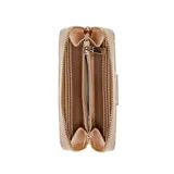 Billetera pequeña tipo tarjetero con cierre de cremallera, color marrón, con textura de cuero sintético y logo metálico frontal de Guess.