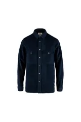 Camisa azul marino de franela con cuello clásico, cierre frontal con botones a presión, dos bolsillos de parche con solapa abotonada en el pecho, puños abotonados y corte recto.