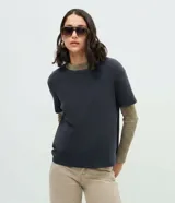 Blusa básica de algodón con cuello redondo y mangas cortas, de corte regular y diseño minimalista.