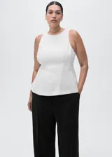 Pantalón de tiro medio color negro, de diseño recto y largo, con trabillas en la cintura, dos bolsillos laterales y cierre oculto con botón, gancho y cremallera.